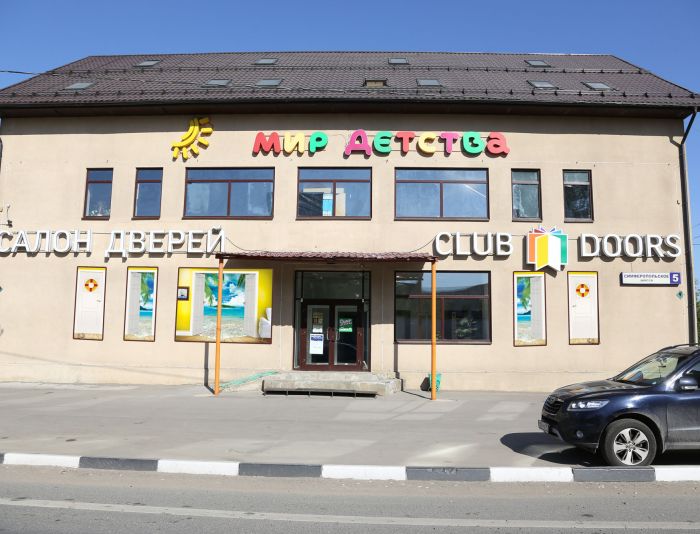 Креативная реклама салона дверей в окнах здания - дизайнер qutel