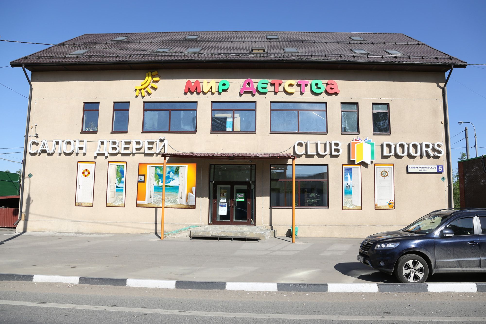 Креативная реклама салона дверей в окнах здания - дизайнер qutel